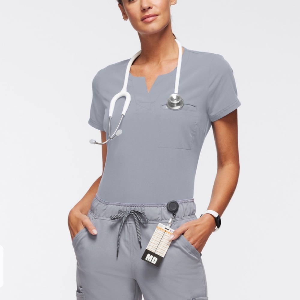 JAANUU WOMEN’S 1 POCKET TUCK-IN SCRUB TOP